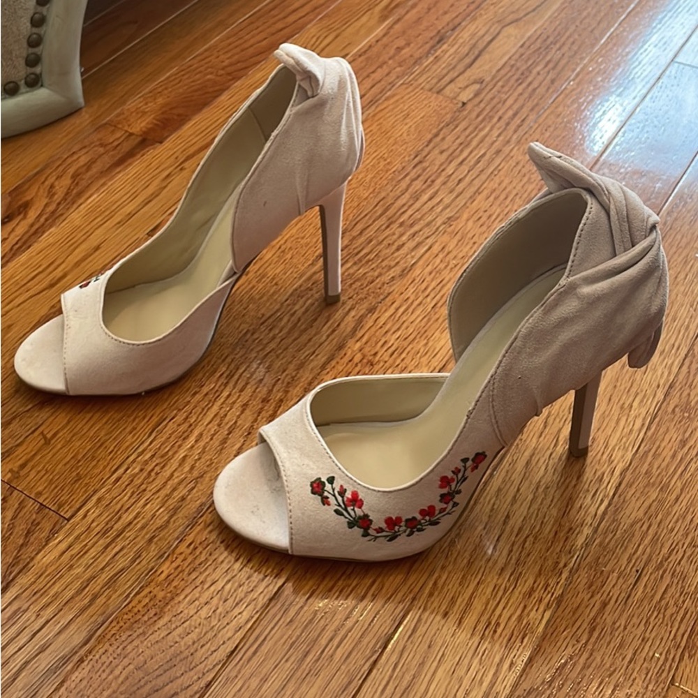 Womens size 8 heels floral design